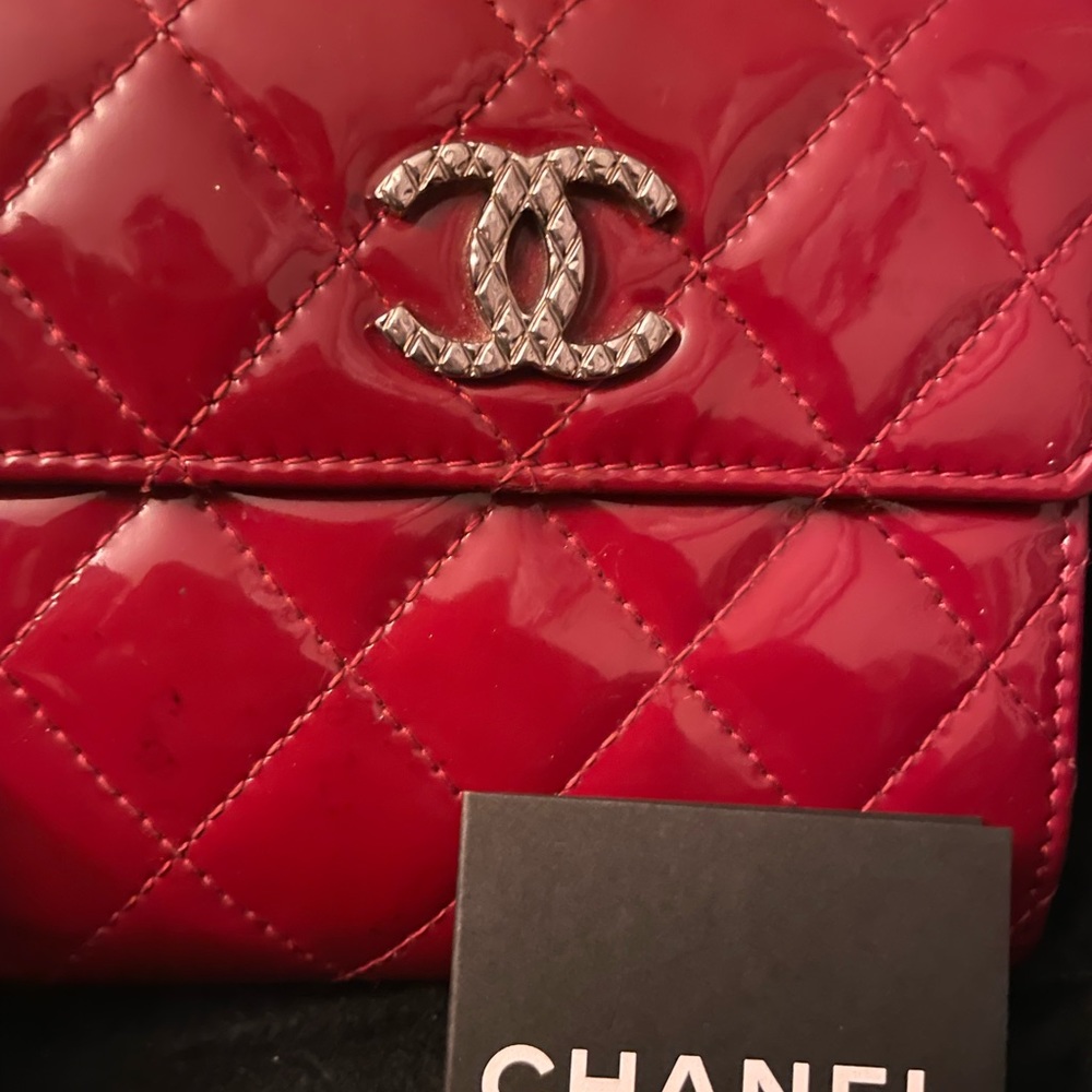Chanel Shiny Red Quilted Wallet - Picture 2 of 14